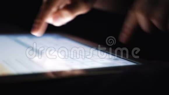 特写手指在平板电脑上输入短信视频的预览图