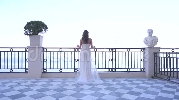 新娘站在海底背景的阳台上视频的预览图