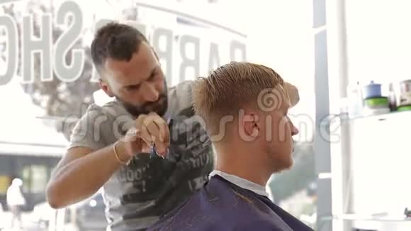 理发剪刀剪客户的头发视频的预览图