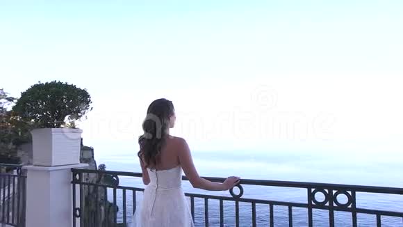 新娘站在海底背景的阳台上视频的预览图