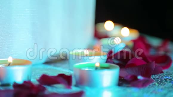 桌子上的蜡烛放在黑色背景外套上视频的预览图