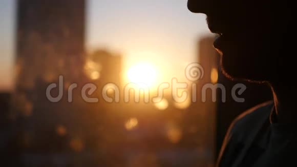 两个情人靠窗吻着城市日落4k3840x2160视频的预览图