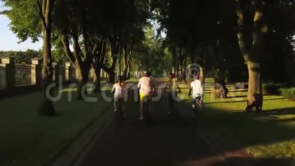 四个朋友在公园里骑自行车视频的预览图