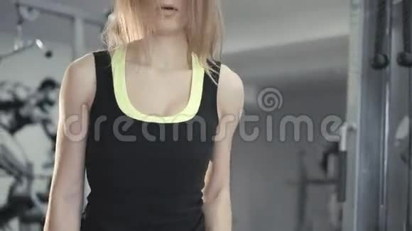 漂亮的女强人在4K健身房用哑铃锻炼视频的预览图