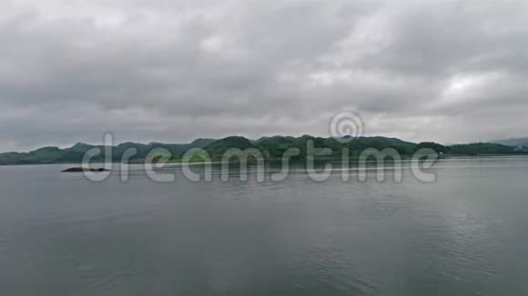 阿尔盖尔敦特鲁恩城堡周围海湾的鸟瞰图视频的预览图
