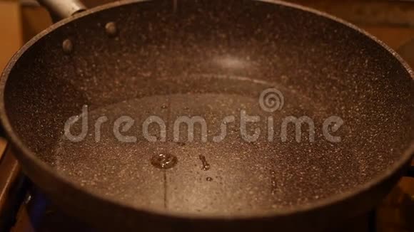 锅上的橄榄油慢动作4KUHD视频的预览图