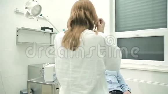 女医生倾听病人的心跳视频的预览图