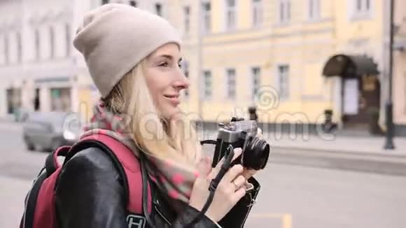 游客在复古摄像机前拍照留念视频的预览图