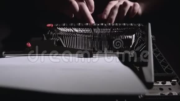 诗人在复古打字机上键入诗的文本视频的预览图