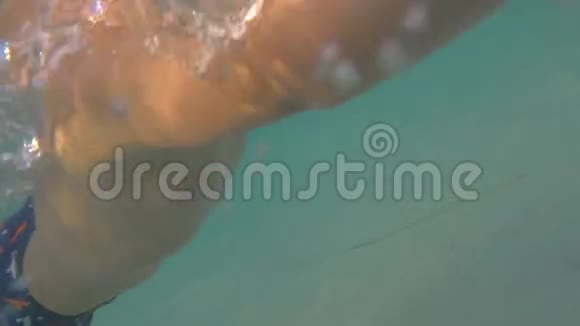 儿童在浮潜面具水下游泳视频的预览图