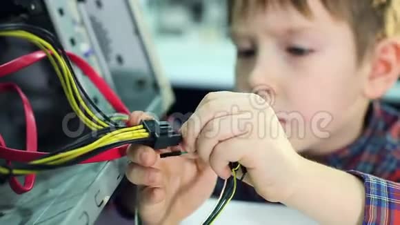 一个小男孩修理电脑视频的预览图