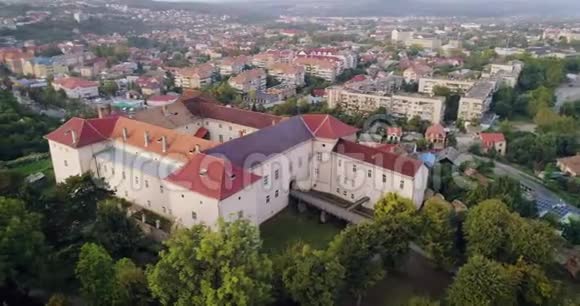 乌克兰Uzhhorod城堡令人难以置信的鸟瞰图视频的预览图