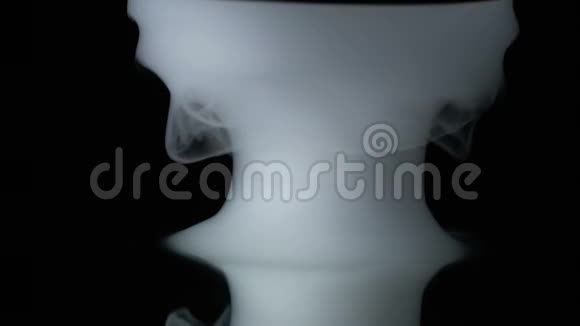 牛奶烟雾在黑暗中蔓延到镜子上视频的预览图