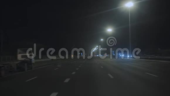 夜间高速公路录像从汽车挡风玻璃看风景视频的预览图