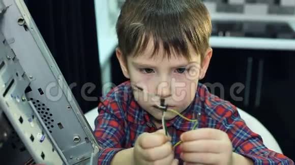 一个小男孩修理电脑视频的预览图