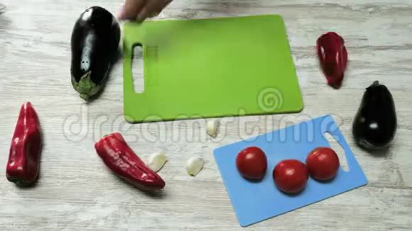 在白色的老式桌子上裁剪和混合产品可以看到预先准备食物的时间间隔视频的预览图