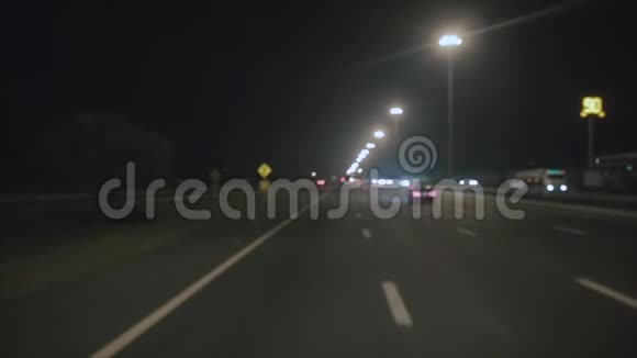 夜间高速公路录像从汽车挡风玻璃看风景视频的预览图