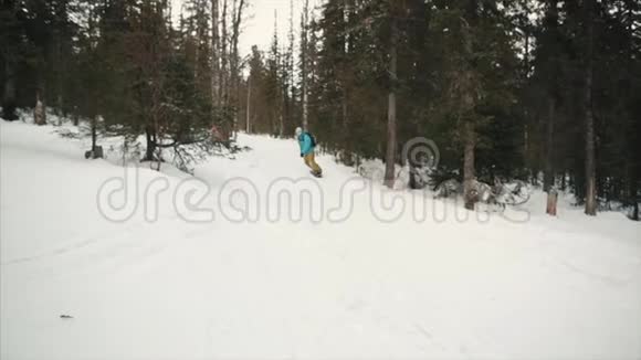 快乐的滑雪者在雪山的一个阳光明媚的冬日玩着快乐的滑雪板录像极端自由视频的预览图