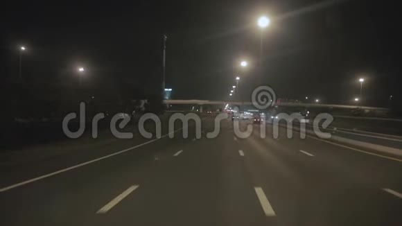夜间高速公路录像从汽车挡风玻璃看风景视频的预览图