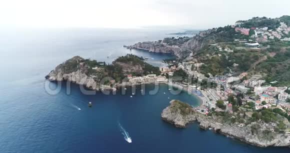 空中鸟瞰飞越悬崖伟大的海岸线风景和惊人的地中海景观和海湾与船只游艇视频的预览图