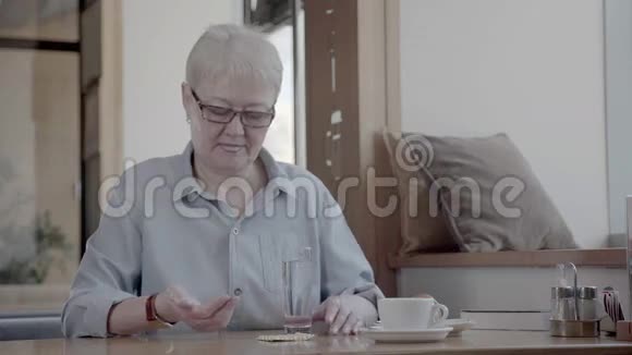 成熟的女人吃药精力充沛的女人喝一些水丸视频的预览图