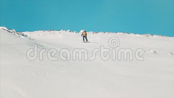 快乐的滑雪者在雪山的一个阳光明媚的冬日玩着快乐的滑雪板录像极端自由视频的预览图