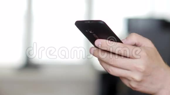 青少年手在智能手机上写短信4K超高清镜头视频的预览图