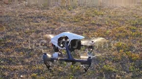 无人机从草地上起飞视频的预览图