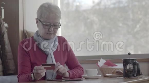 退休后的积极生活方式成熟的女人在手机上聊天视频的预览图