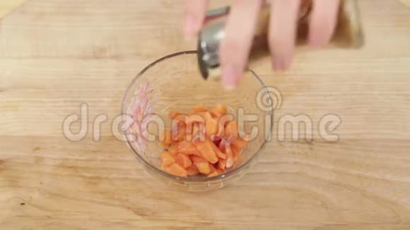 混合汤匙鲑鱼视频的预览图