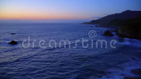 大苏尔海岸的太平洋日落后的傍晚景色视频的预览图