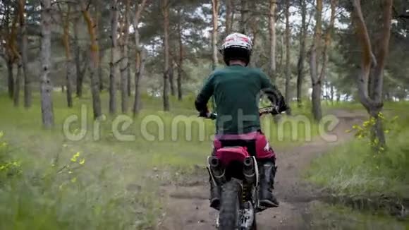 戴着头盔骑着摩托车的无名男子视频的预览图