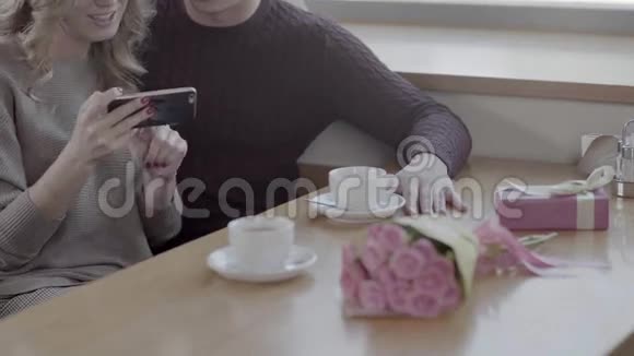 爱的夫妇在手机上自拍拥抱女孩的男人视频的预览图