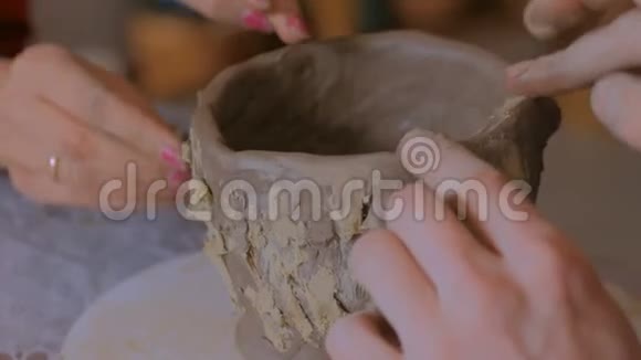 在陶艺工作室展示如何制作黏土杯视频的预览图