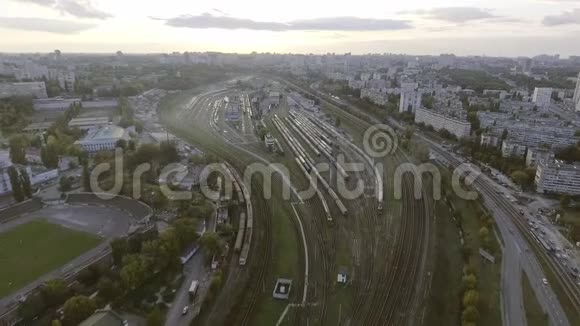铁路堆场有很多铁路线路和火车乌克兰基辅视频的预览图