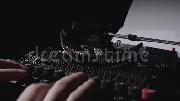 诗人在复古打字机上键入诗的文本视频的预览图