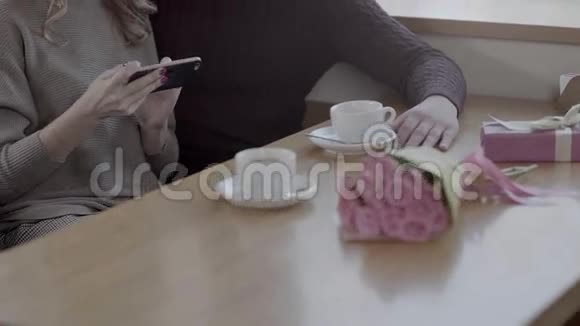 一个胆小的年轻人在咖啡馆里和一个女人说话微笑着视频的预览图