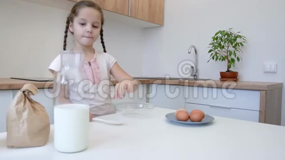 小女孩学会在厨房做饭做面包店视频的预览图