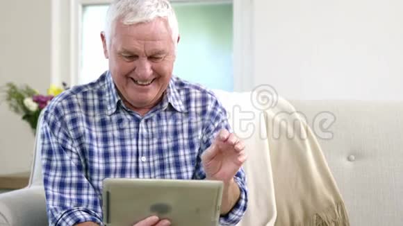 使用平板电脑视频聊天的老人视频的预览图