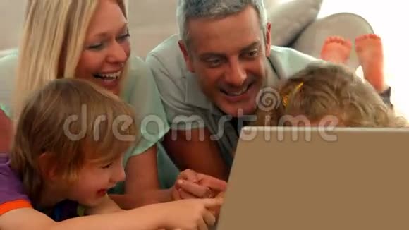 幸福的家庭一起使用笔记本电脑视频的预览图