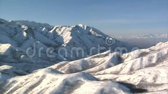 远处有盐湖山谷的雪山空中拍摄视频的预览图