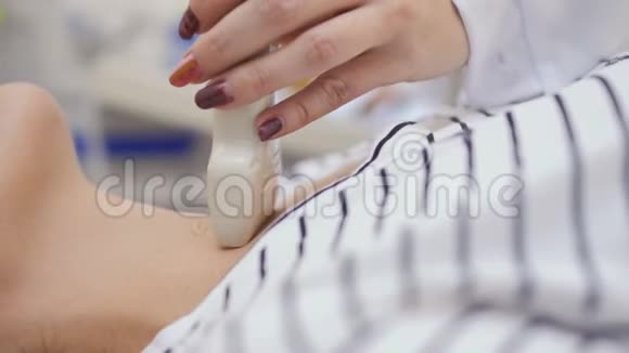 医生用超声波检查妇女的喉咙视频的预览图
