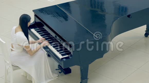 钢琴的女钢琴家没有脸4K视频的预览图