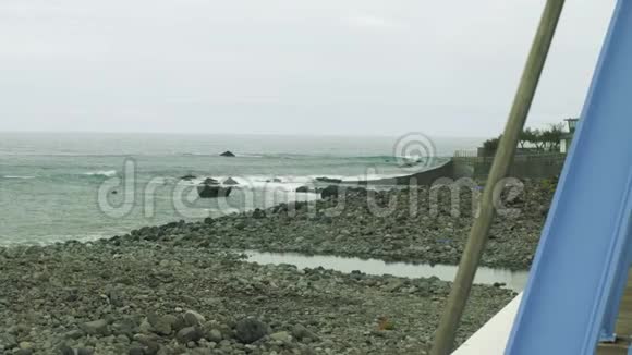 从马德拉北部的克里菲海岸俯瞰海浪视频的预览图