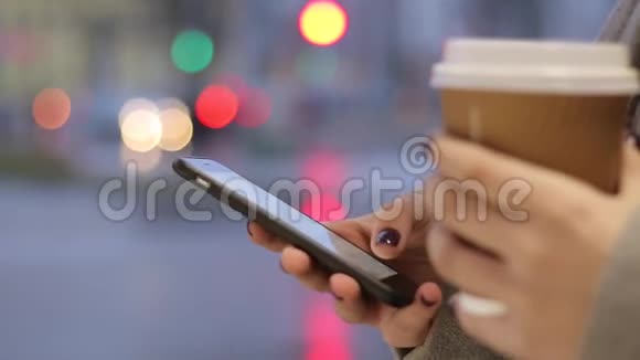 在城市里用智能手机关闭女孩的手视频的预览图