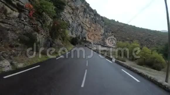 摩托车手骑在法国美丽的风景山路上雨天第一人观点视频的预览图