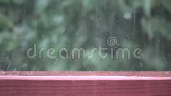 弹跳雨滴的慢动作视频的预览图
