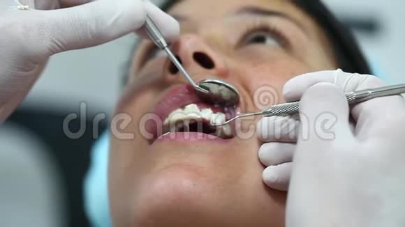 小女孩在牙科瓷器护理视频的预览图