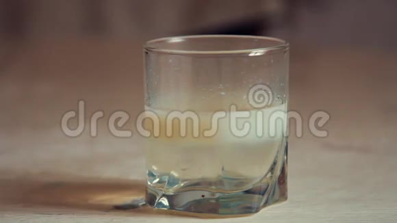 在装有水溶性药物的杯子里视频的预览图