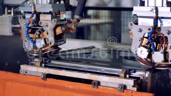 工业机器人设备焊接金属零件视频的预览图